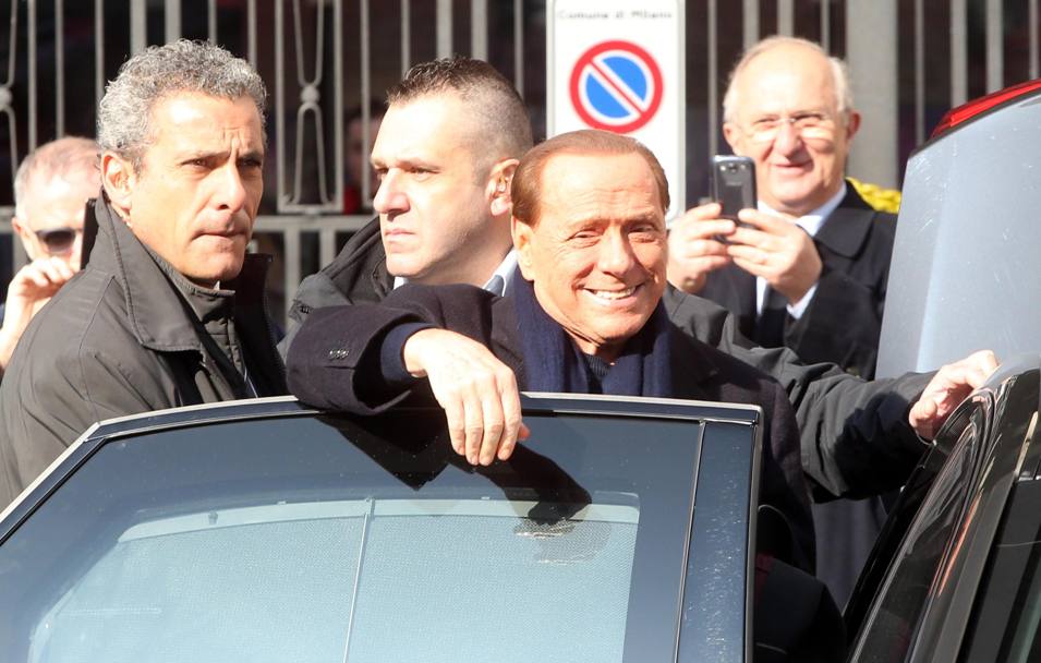 Una delle ultime uscite pubbliche dell&#39;ex Premier, a Milano durante lo sciopero dei tassisti. Ansa
